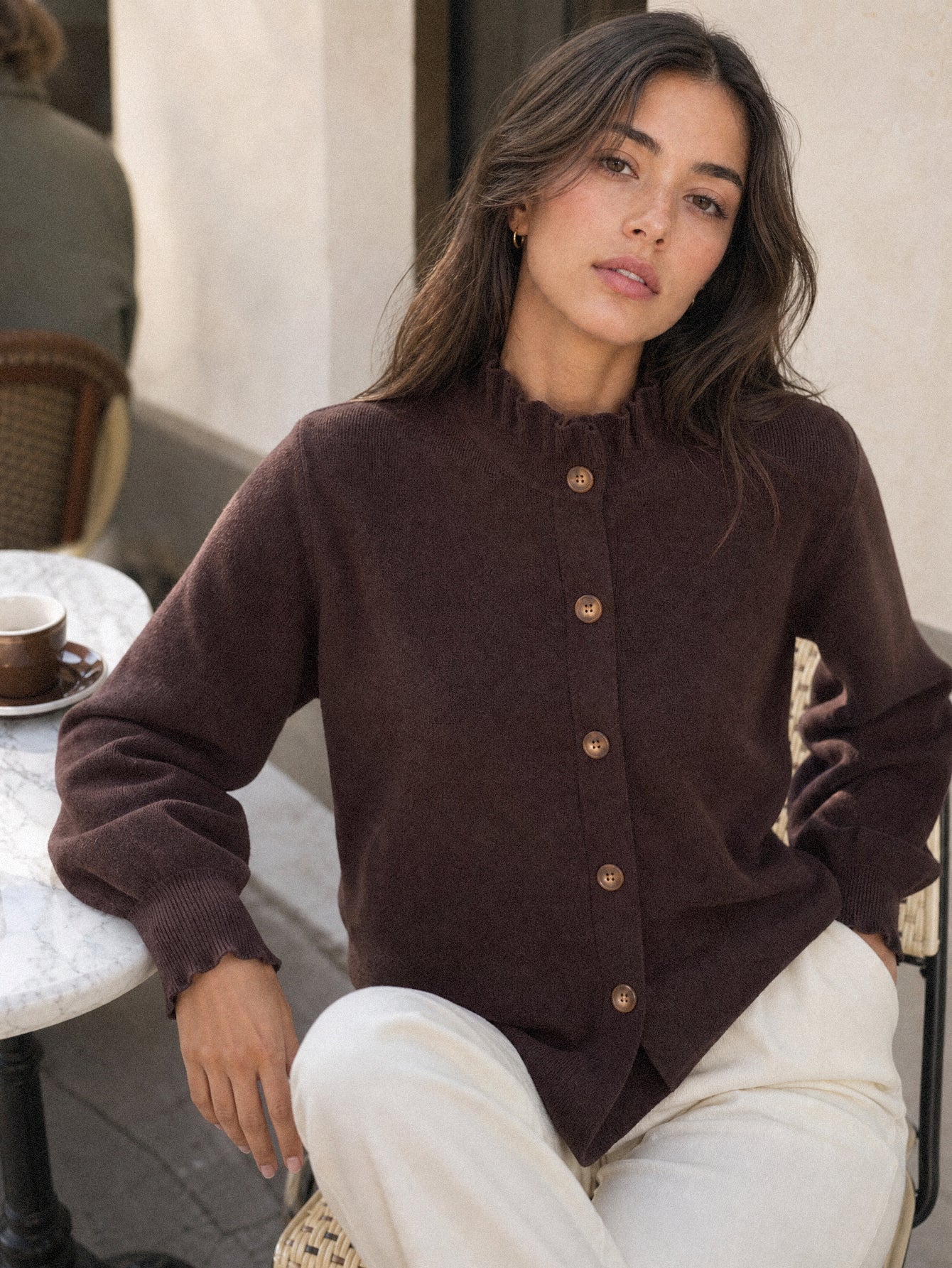 Gilet en maille brun col volanté