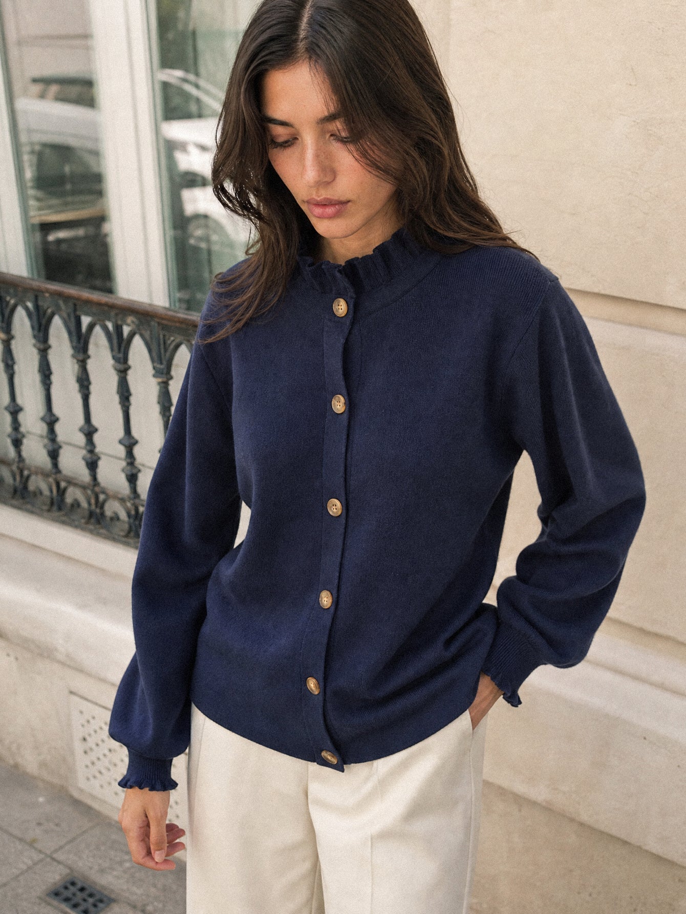 Gilet en maille bleu nuit col volanté