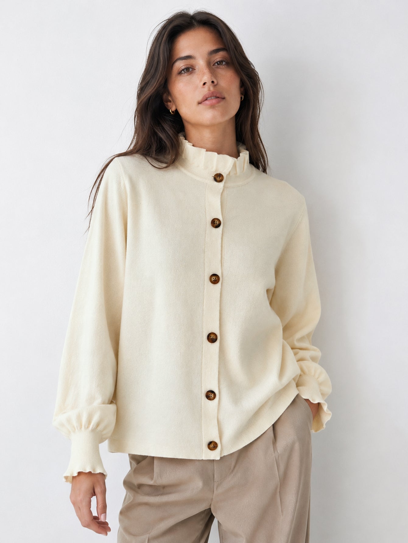 Cardigan boutonné beige col volanté