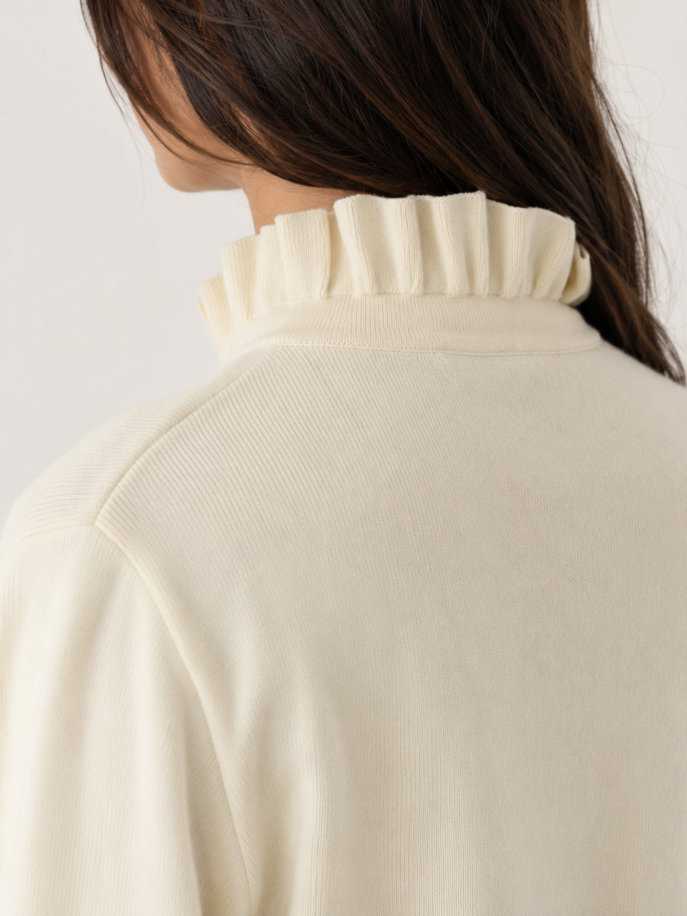 Détail col volanté beige