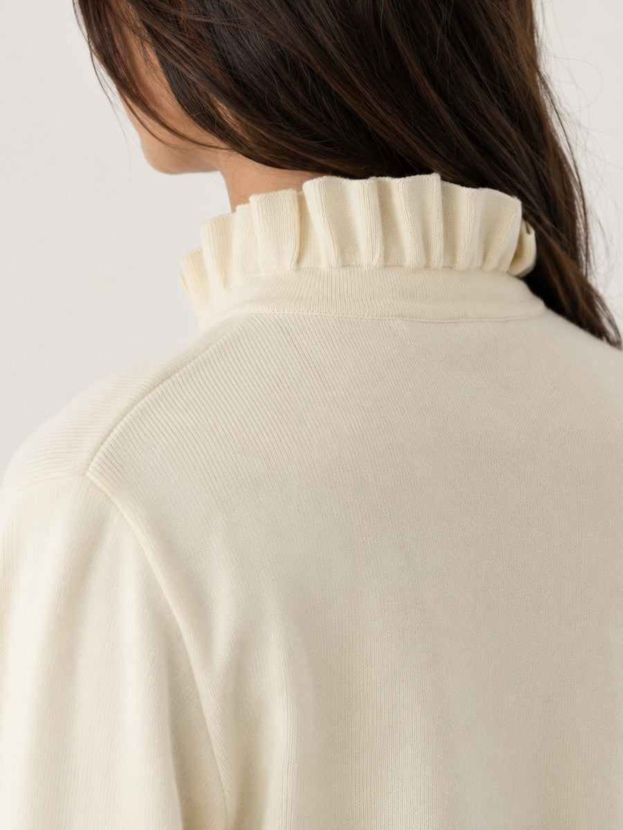 Détail col volanté beige