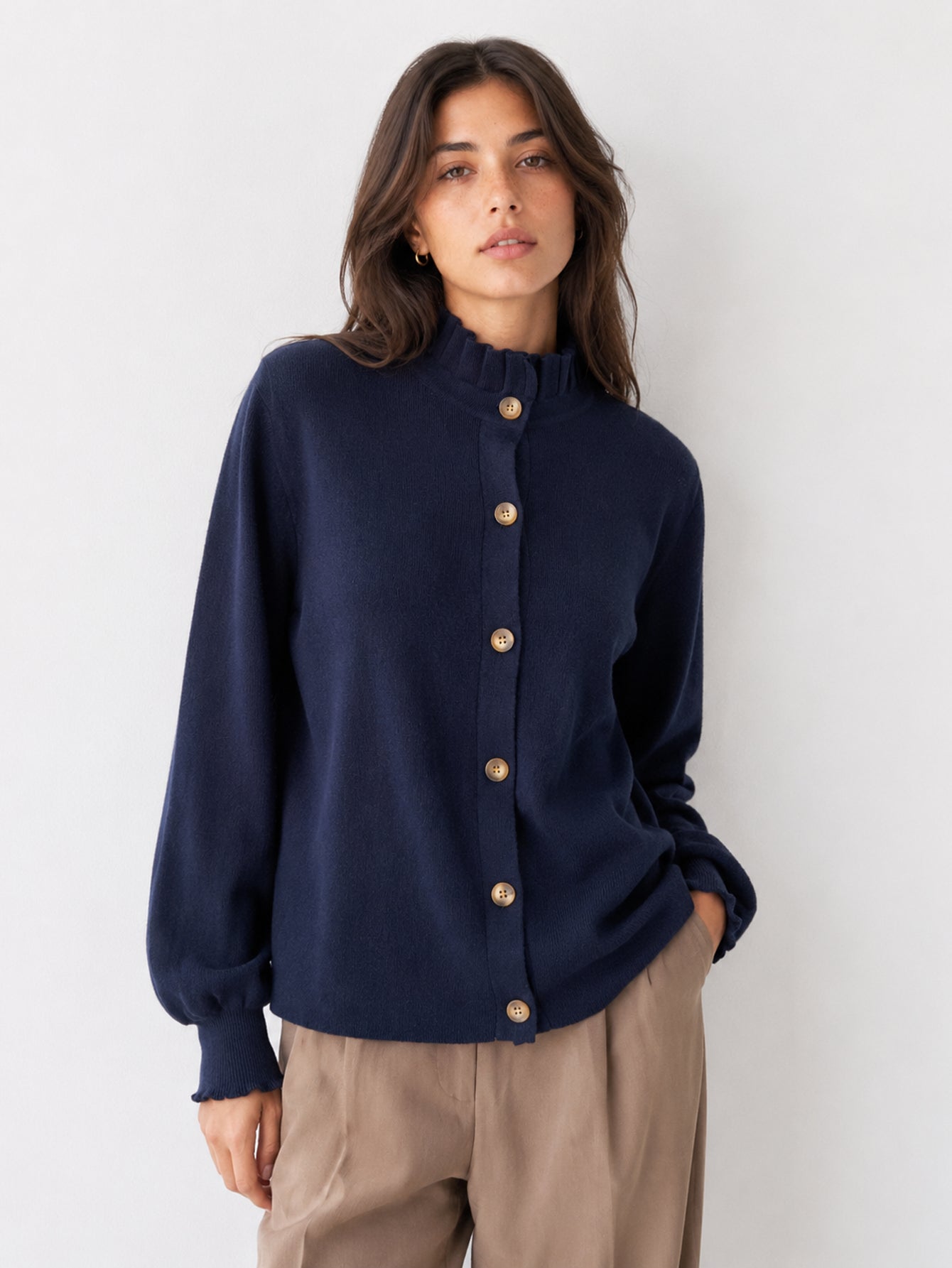 Cardigan boutonné bleu nuit col volanté