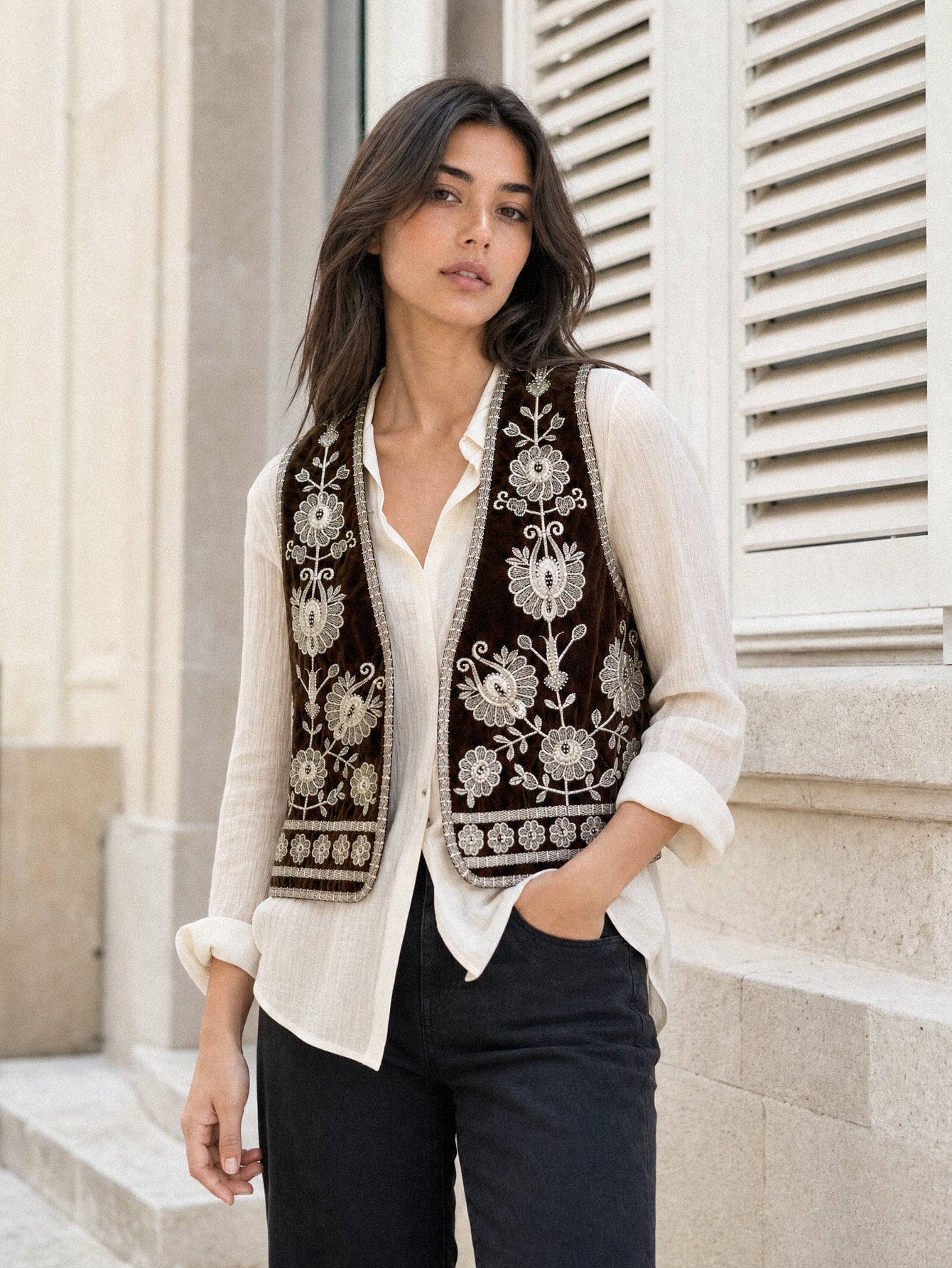 Gilet en velours brodé brun vue de face