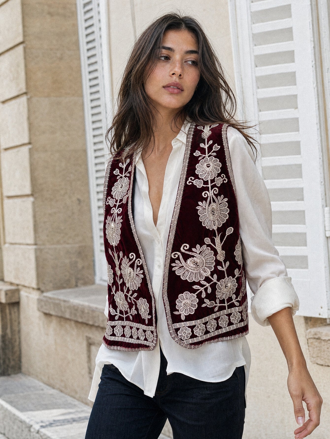 Gilet en velours brodé bordeaux porté en extérieur