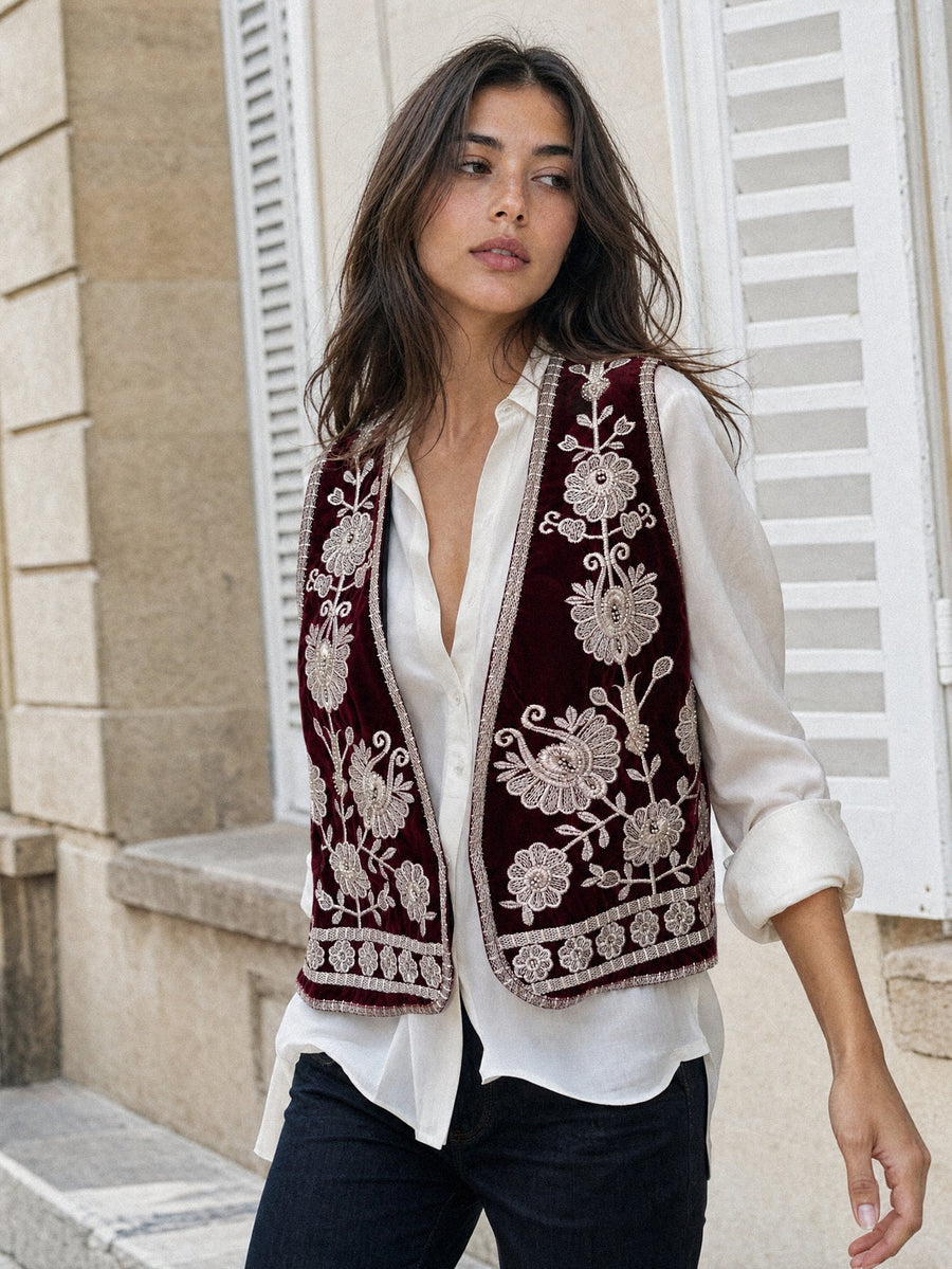 Gilet en velours brodé bordeaux porté en extérieur