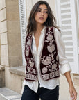 Gilet en velours brodé bordeaux porté en extérieur