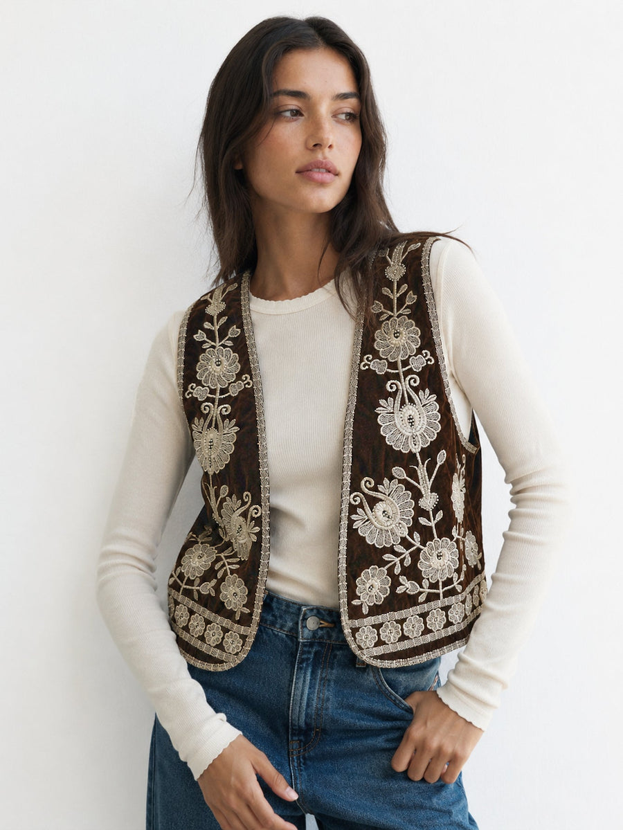 Gilet en velours brodé brun vue de face studio