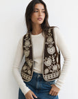 Gilet en velours brodé brun vue de face studio