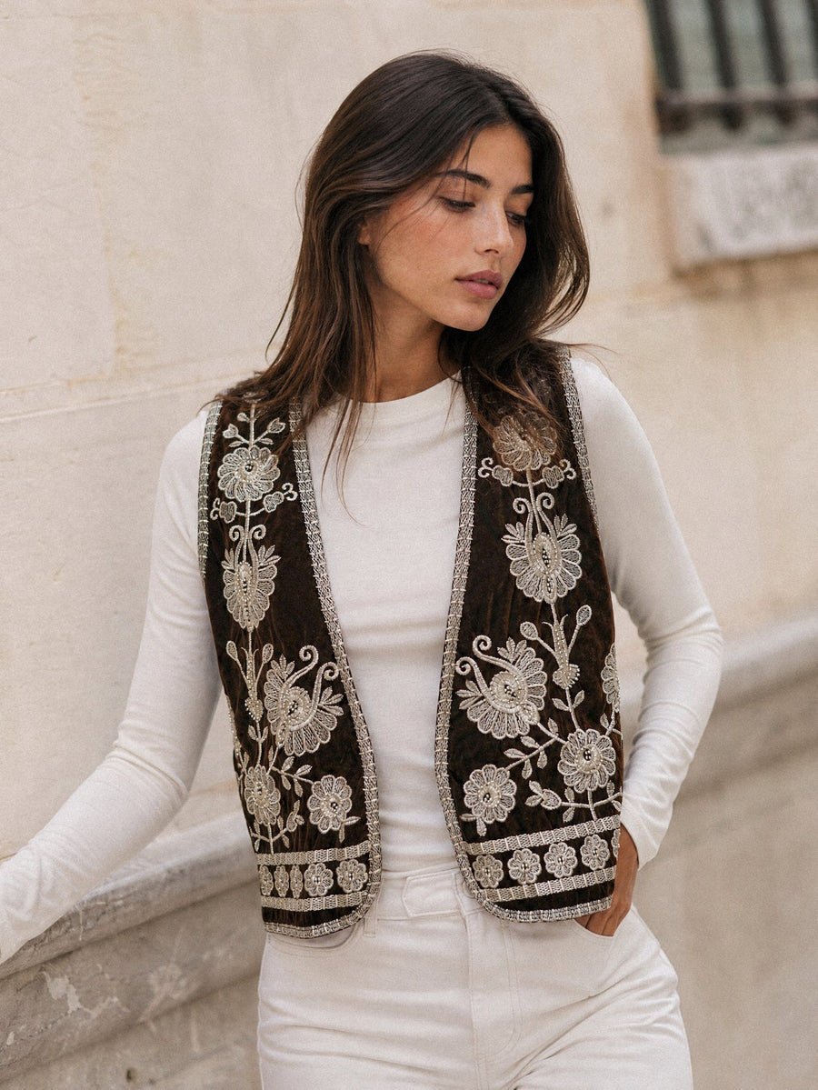 Gilet en velours brodé brun porté avec tenue claire