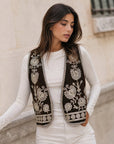 Gilet en velours brodé brun porté avec tenue claire