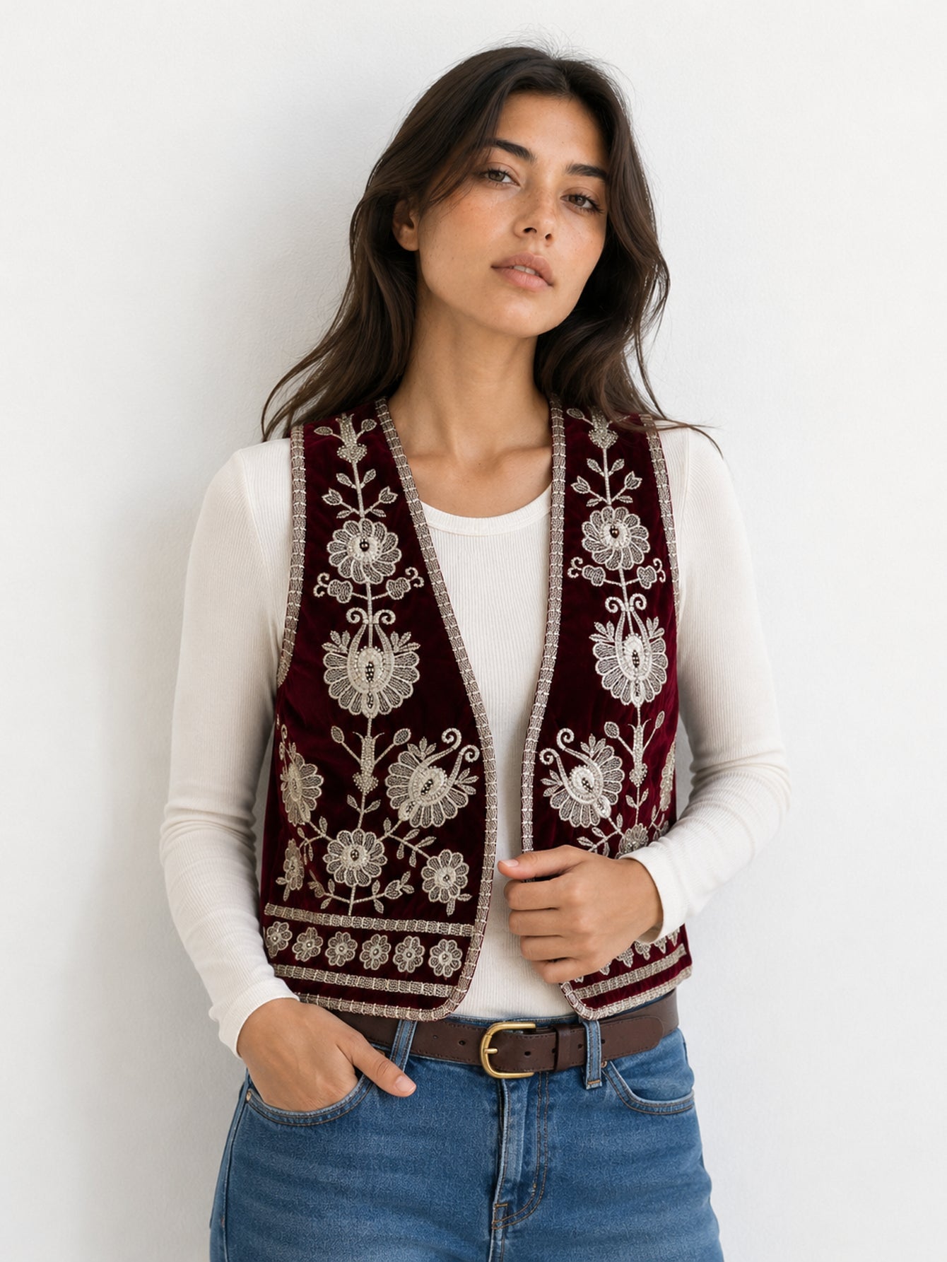 Gilet en velours brodé bordeaux vue de face