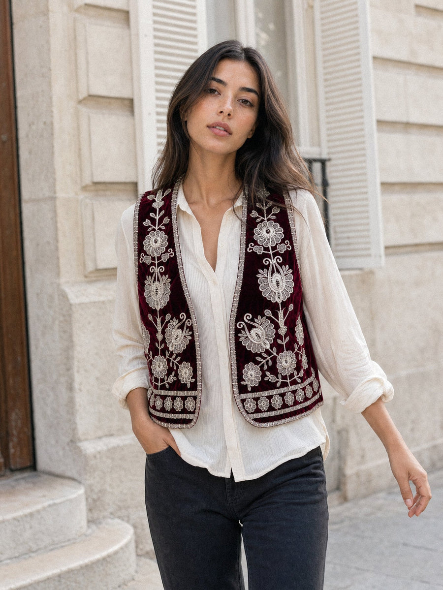 Gilet en velours brodé bordeaux porté en mouvement