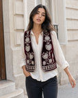 Gilet en velours brodé bordeaux porté en mouvement