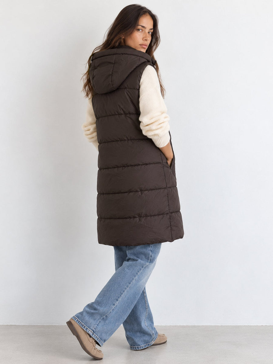 Dos du gilet matelassé long marron