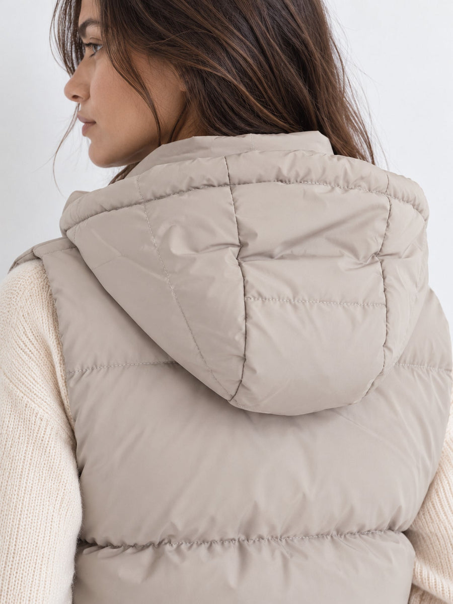 Zoom sur la capuche du gilet beige