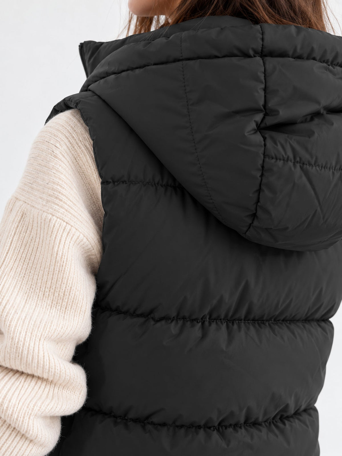 Zoom sur la capuche du gilet noir