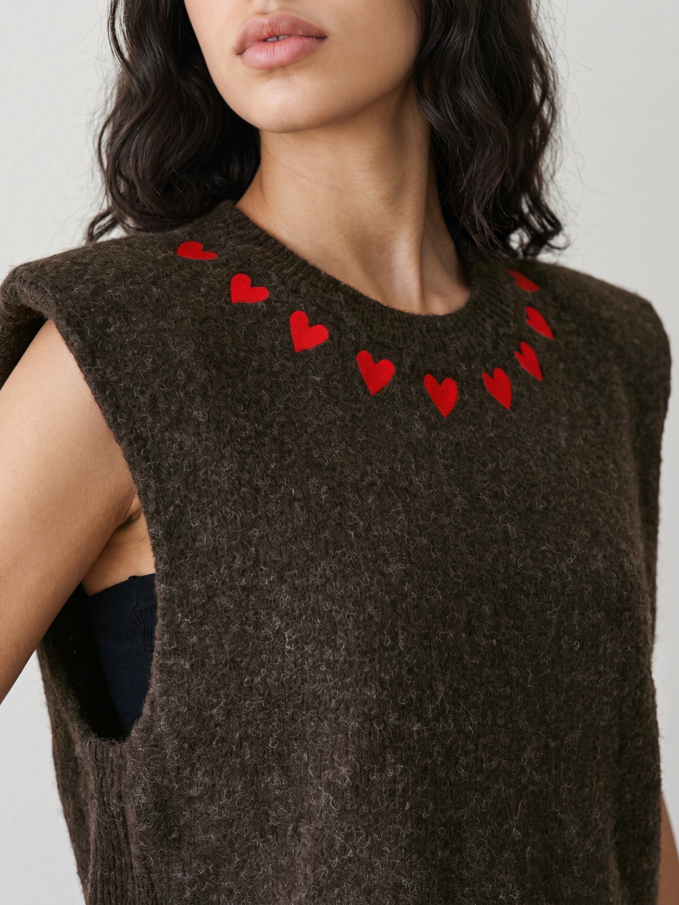 détail col rond motif cœurs rouges