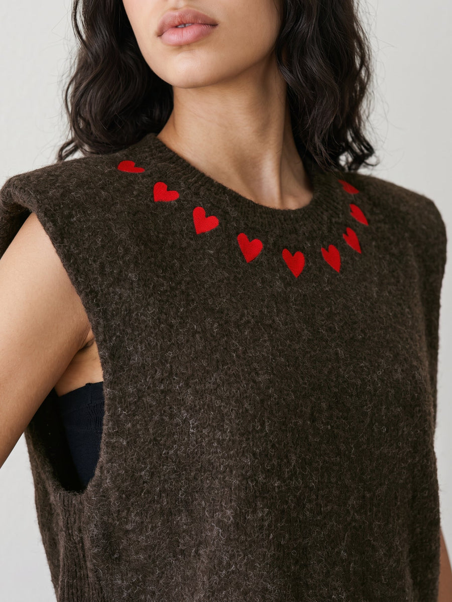 détail col rond motif cœurs rouges