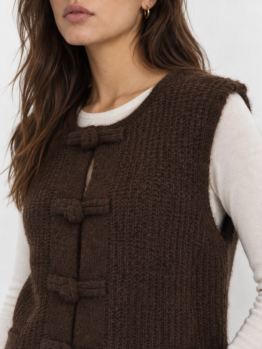 Détail des brandebourgs du gilet marron