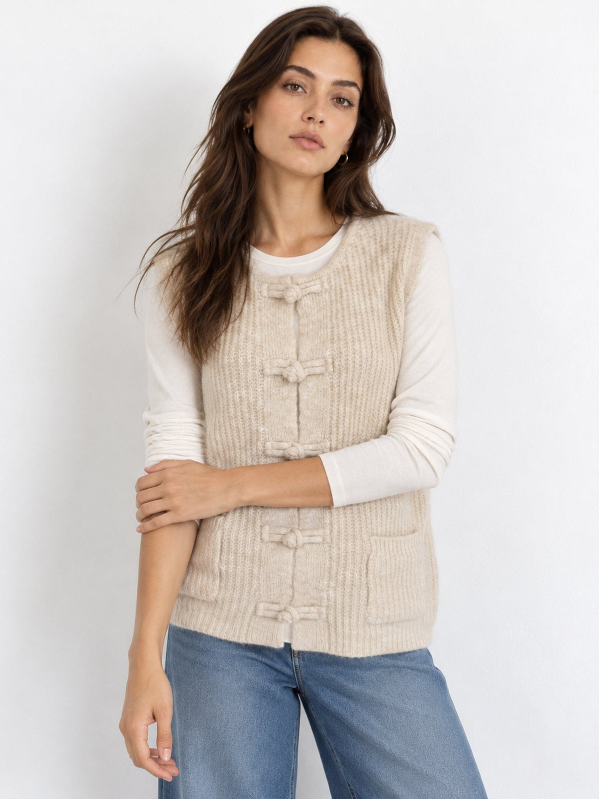 Gilet en maille beige à brandebourgs