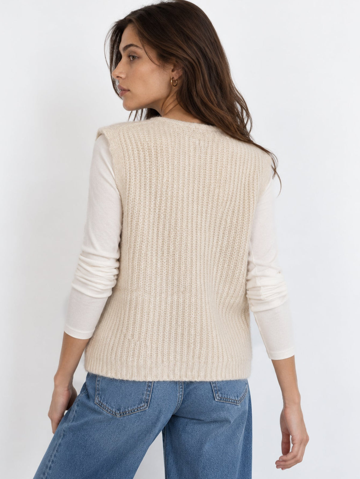 Dos du gilet beige à col rond