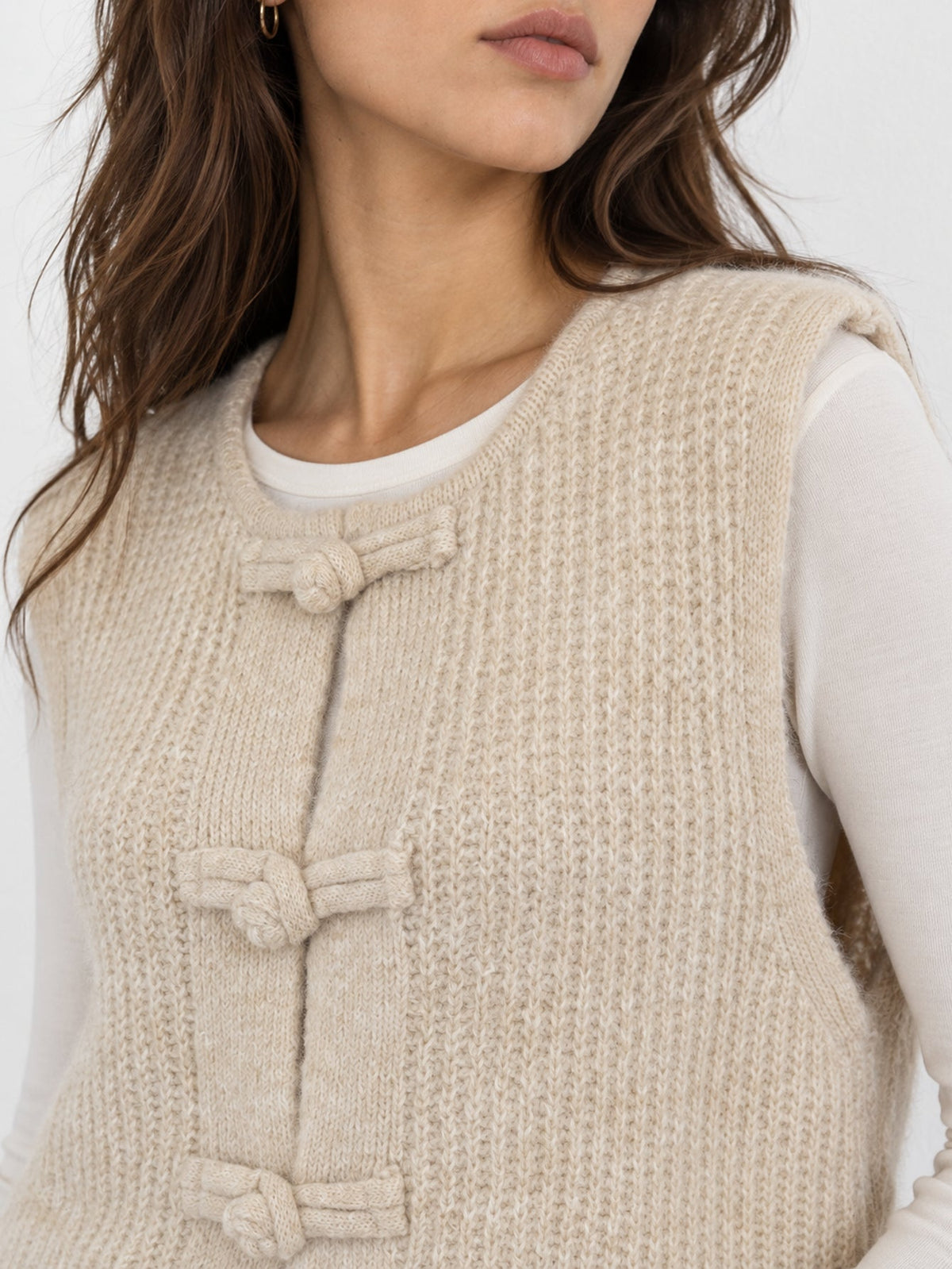 Détail de la maille du gilet beige