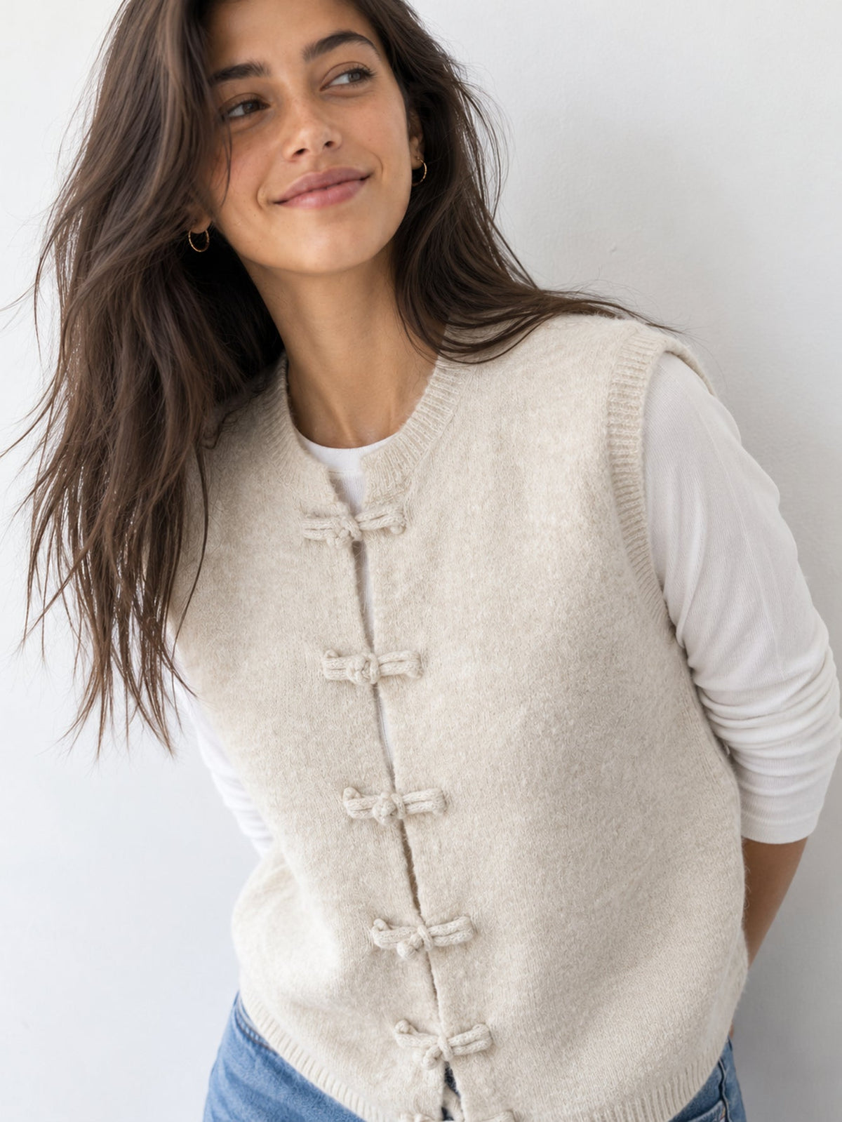Gilet en maille écru à brandebourgs
