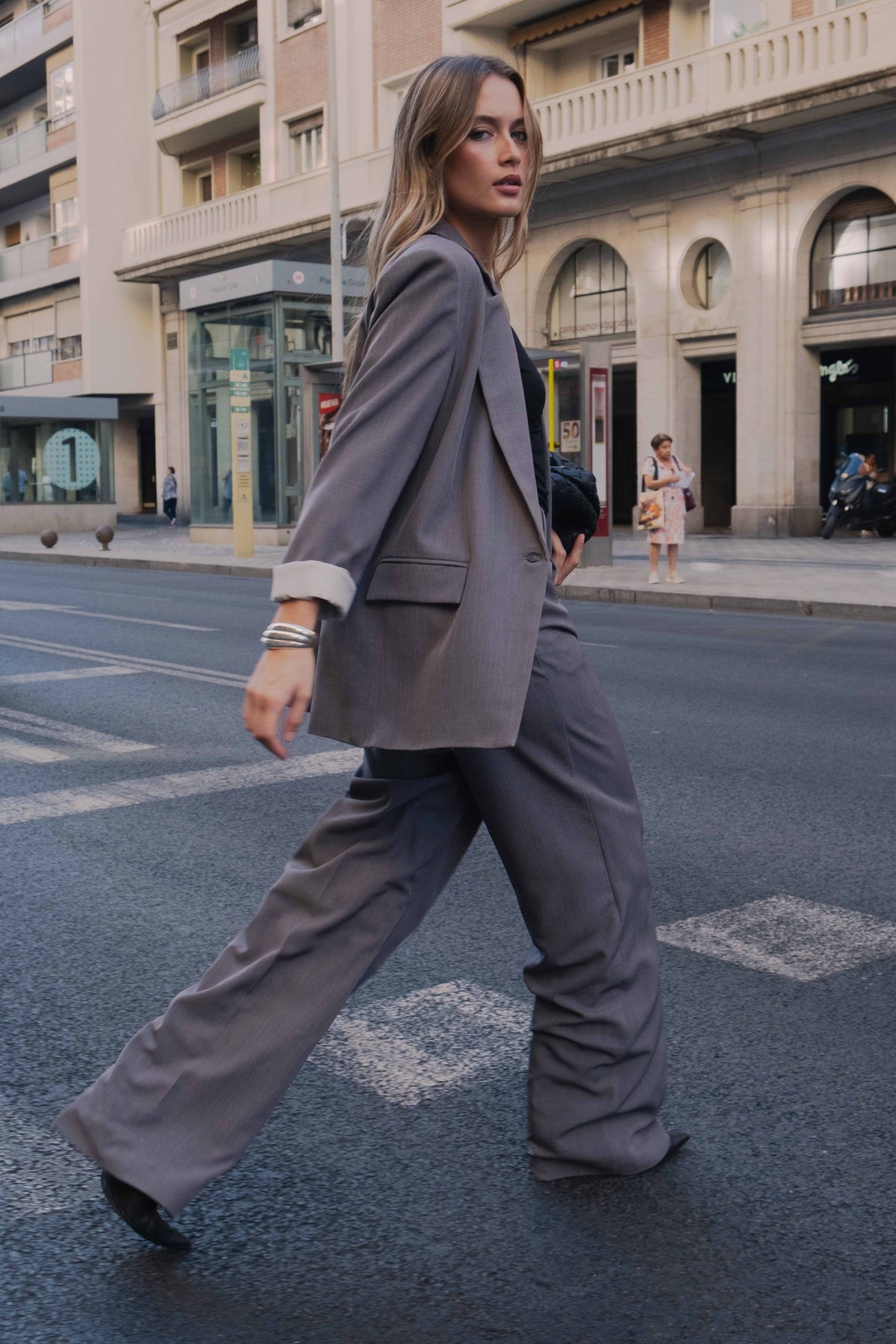veste grise oversize en ville