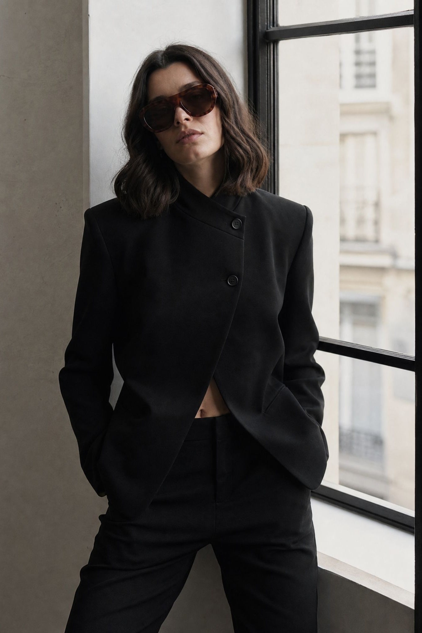 Veste noire à col montant croisée asymétrique