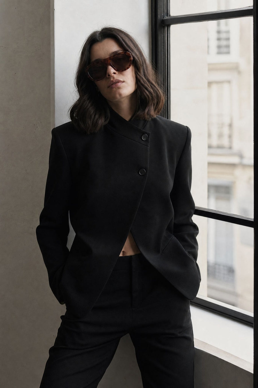 Veste noire à col montant croisée asymétrique