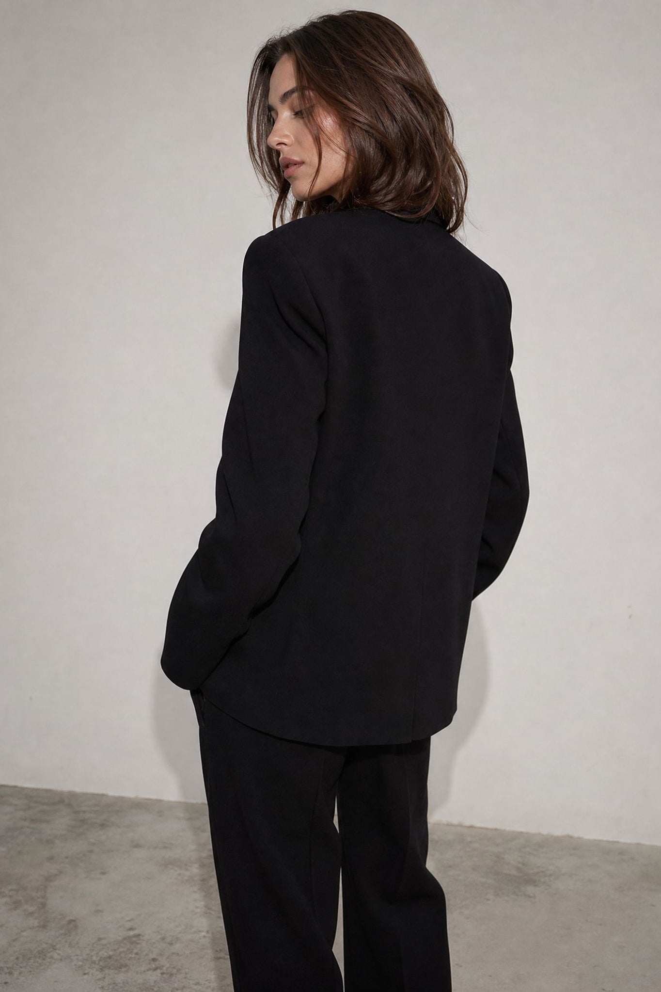 Veste noire à col montant croisée asymétrique