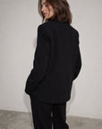 Veste noire à col montant croisée asymétrique