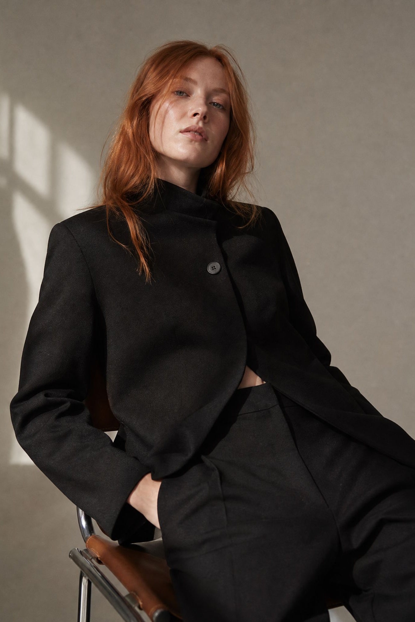 Veste noire à col montant croisée asymétrique