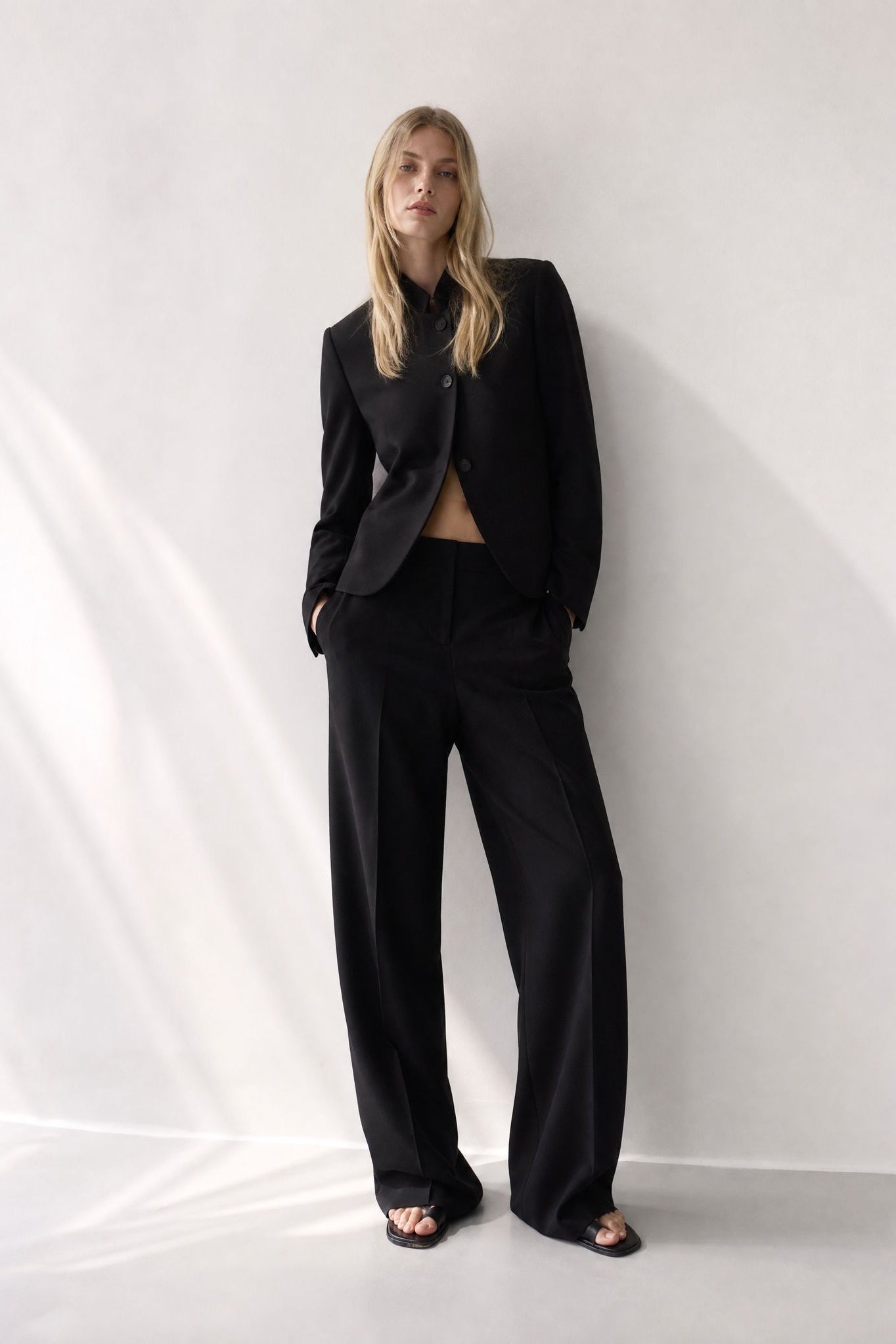 Veste noire à col montant croisée asymétrique