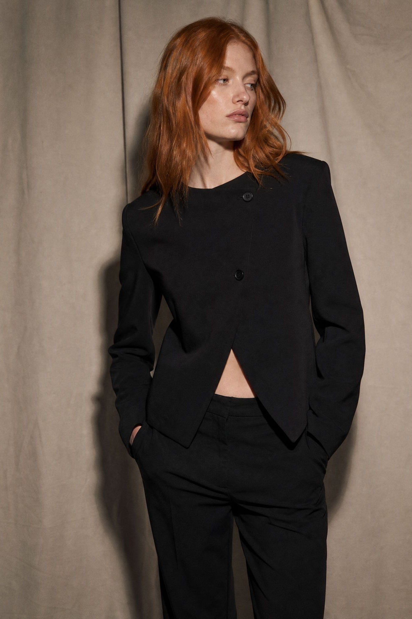 Veste noire à col montant croisée asymétrique