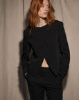 Veste noire à col montant croisée asymétrique