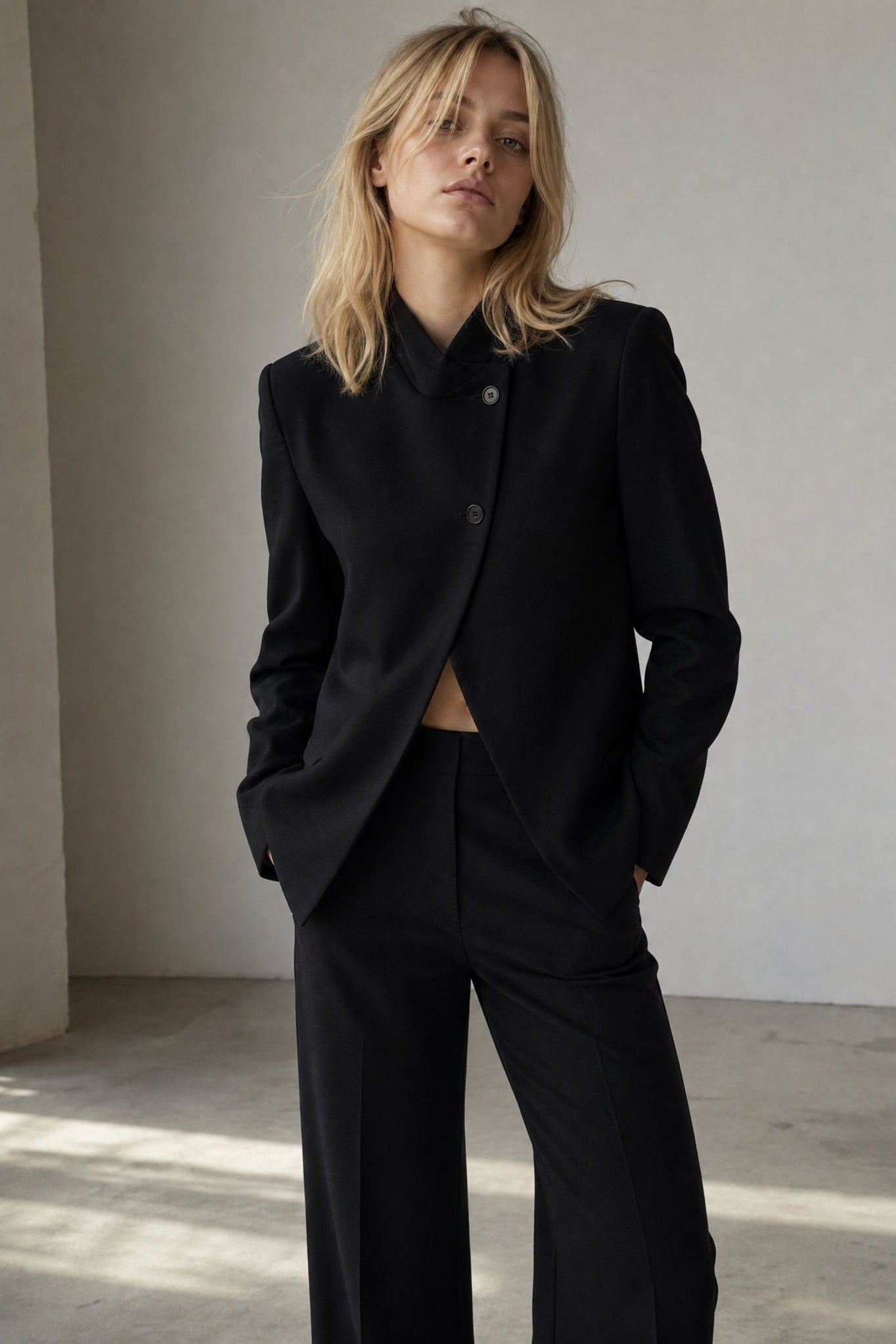 Veste noire à col montant croisée asymétrique
