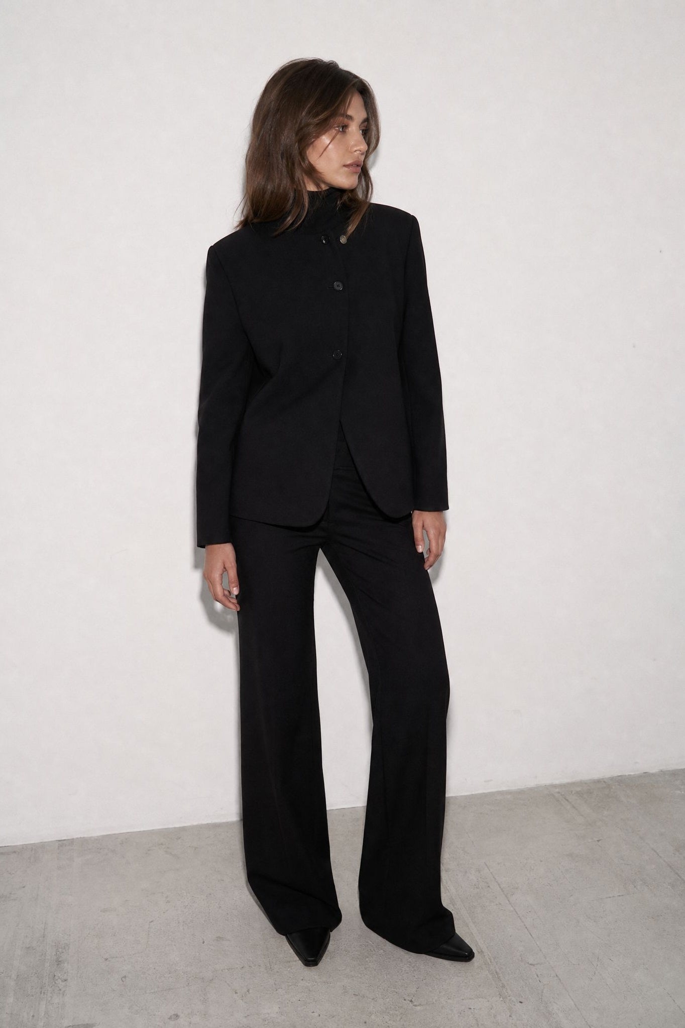 Veste noire à col montant croisée asymétrique