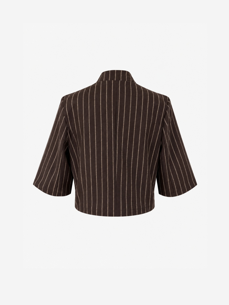 Veste rayée à manches courtes en coton mélangé marron présentée de dos.
