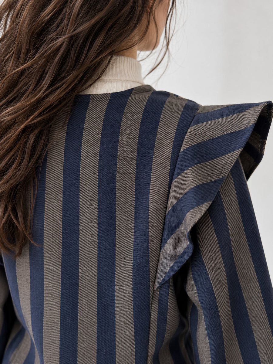 Veste rayée à volants en coton mélangé bleu nuit, détail des volants aux épaules.