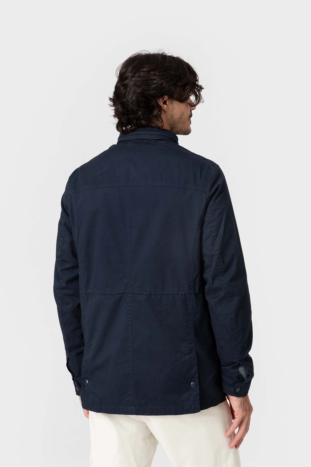 Dos de la veste saharienne avec pattes à pressions