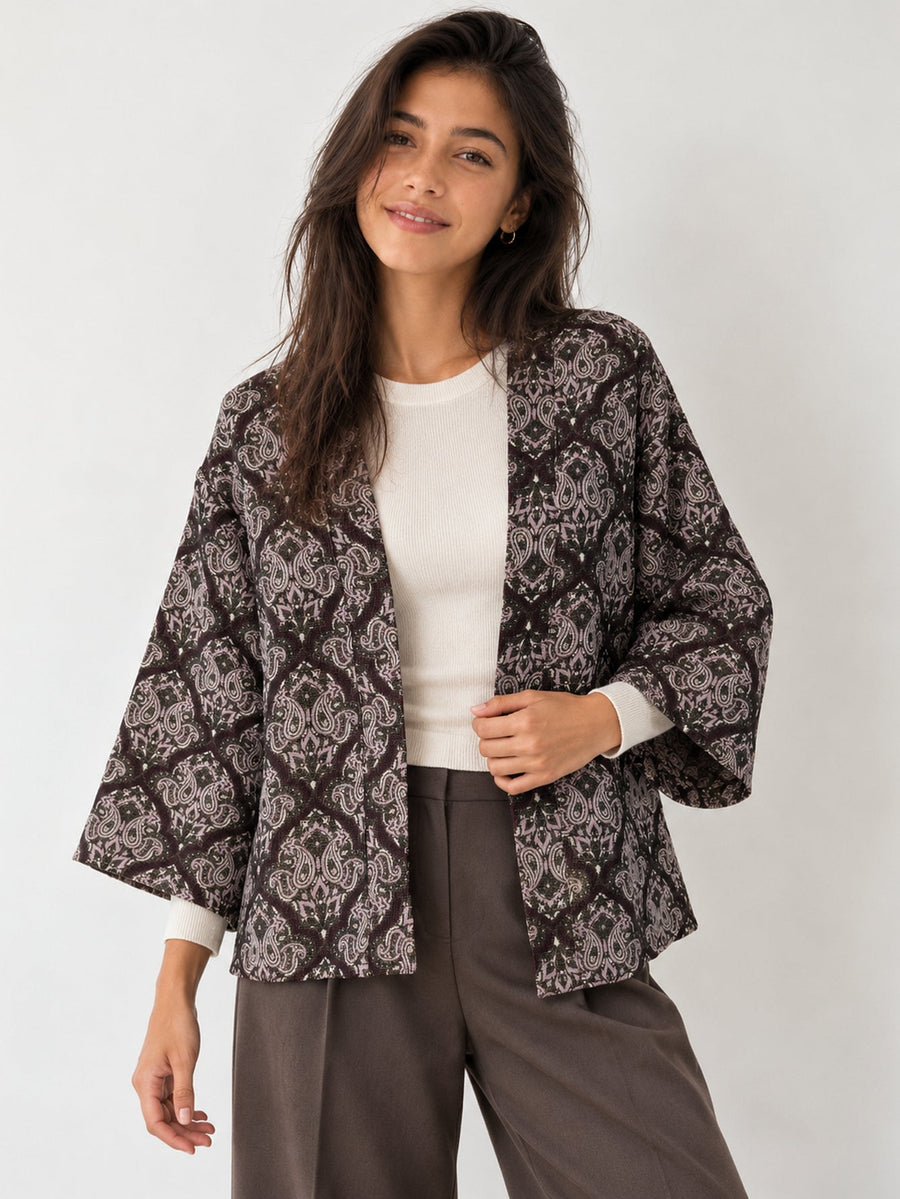 Veste texturée bordeaux pour femme portée de face.