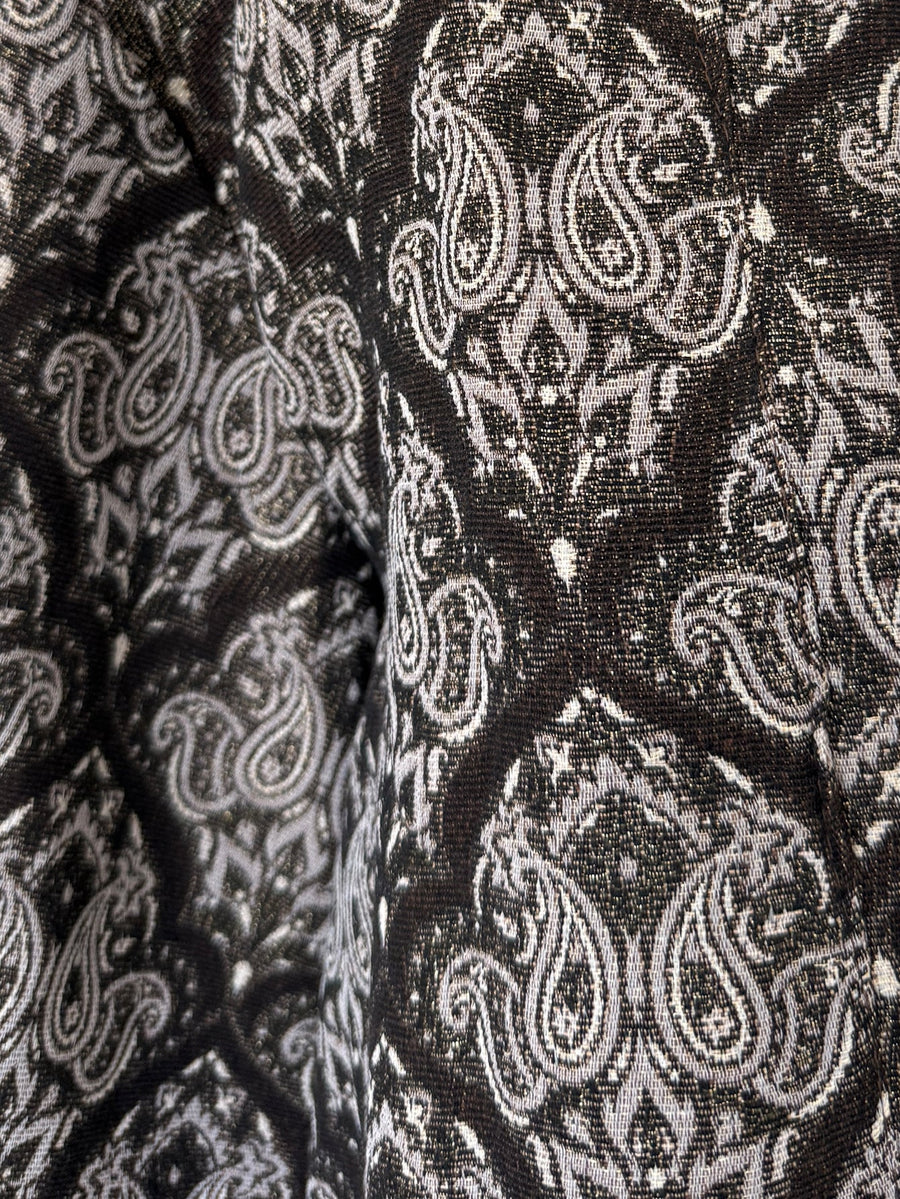 Détail du motif de la veste texturée marron.