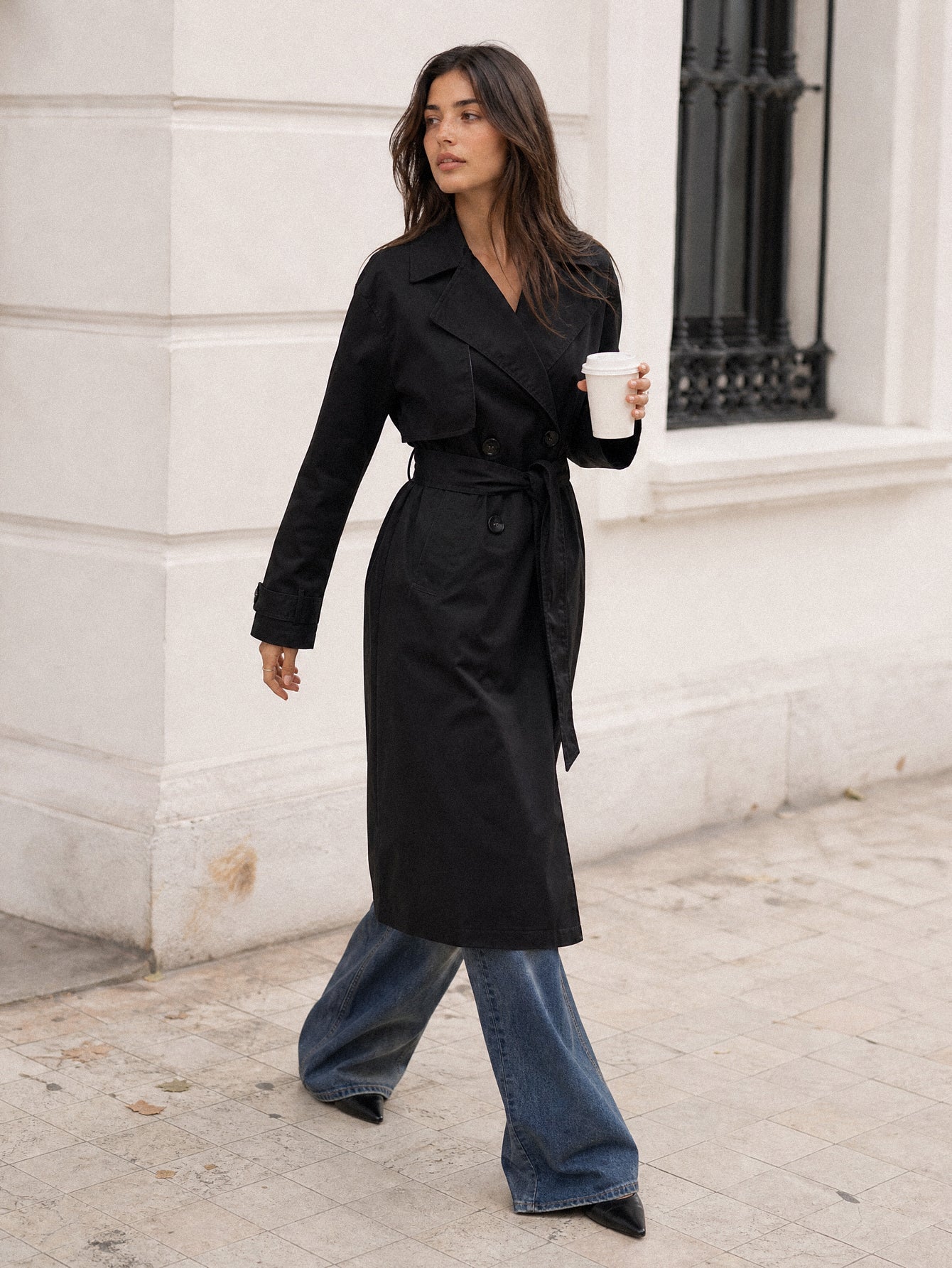 Trench long beige en ville