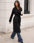 Trench long beige en ville