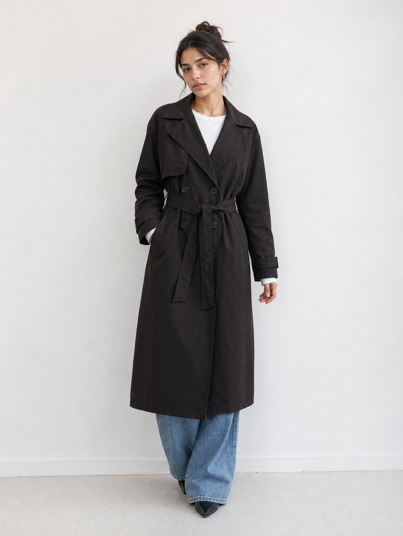 Trench long noir en ville