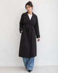 Trench long noir en ville