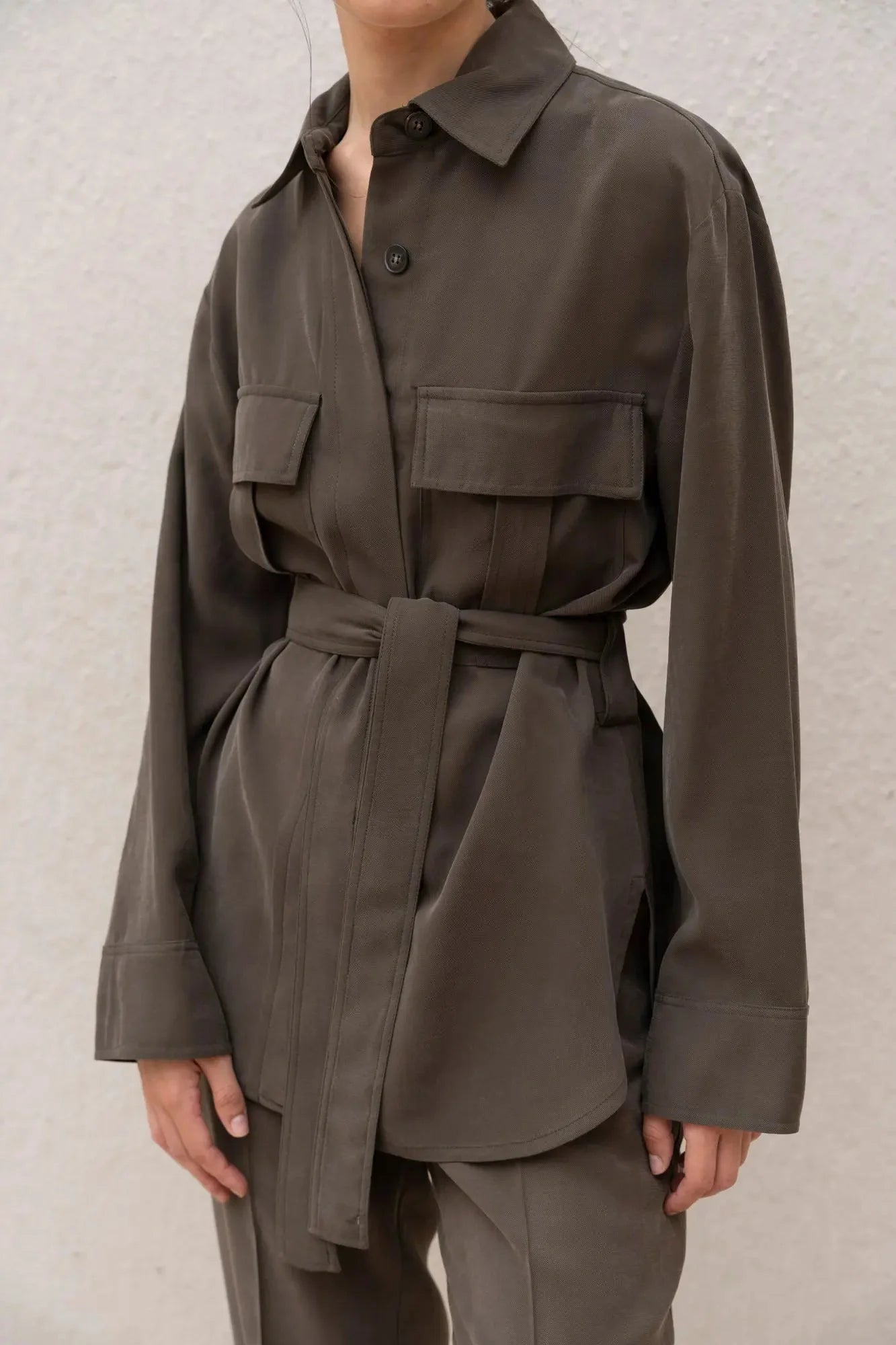 Veste utilitaire ceinturée vert olive avec boutonnière et taille à nouer