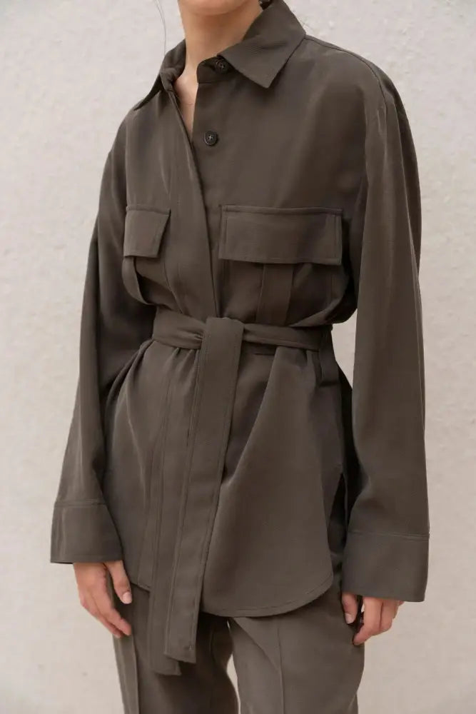 Veste utilitaire ceinturée vert olive avec boutonnière et taille à nouer