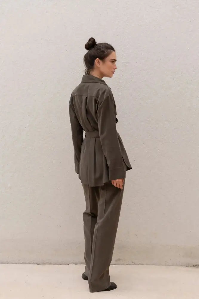 Femme portant la Veste Utilitaire Ceinturée Vert Olive avec blazer et pantalons larges